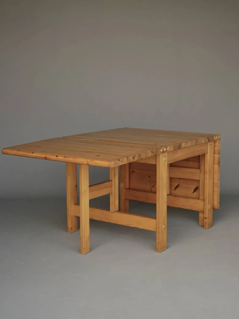 Ensemble de salle à manger en pin par Edwin Helseth pour Strange Bruk, années 1960.
