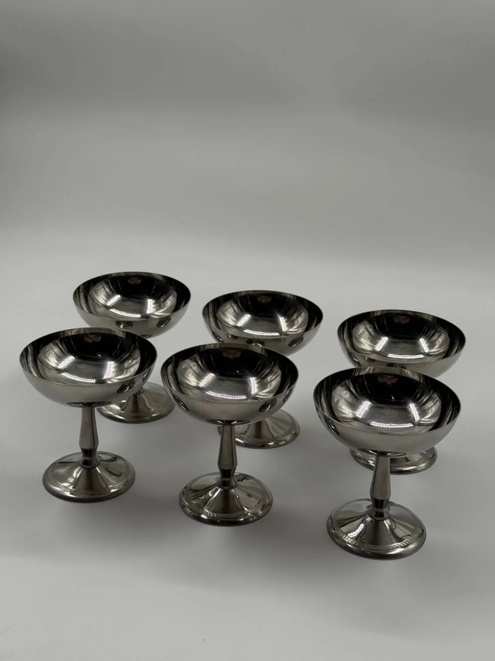 Ensemble de six coupes à dessert en acier inoxydable avec cuillères assorties