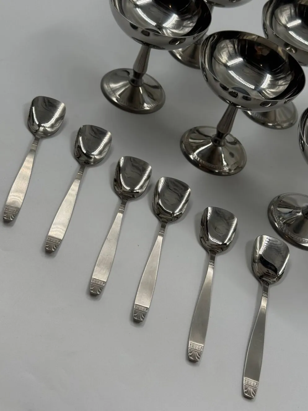 Ensemble de six coupes à dessert en acier inoxydable avec cuillères assorties