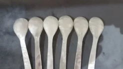 Ensemble de six cuillères à caviar, nacre blanche, Thaïlande, années 1980.