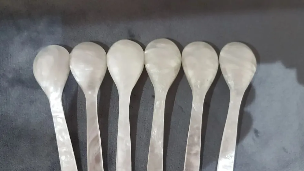 Ensemble de six cuillères à caviar, nacre blanche, Thaïlande, années 1980.
