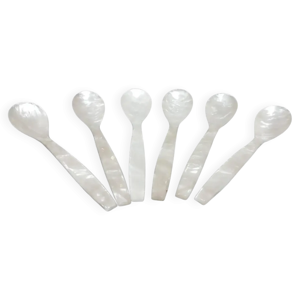 Ensemble de six cuillères à caviar, nacre blanche, Thaïlande, années 1980.