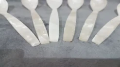 Ensemble de six cuillères à caviar, nacre blanche, Thaïlande, années 1980.