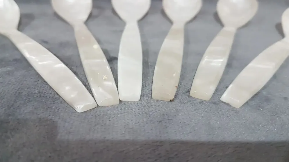 Ensemble de six cuillères à caviar, nacre blanche, Thaïlande, années 1980.