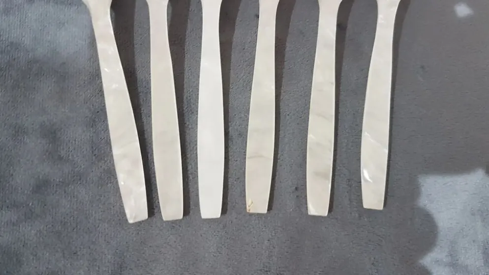 Ensemble de six cuillères à caviar, nacre blanche, Thaïlande, années 1980.