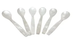 Ensemble de six cuillères à caviar, nacre blanche, Thaïlande, années 1980.