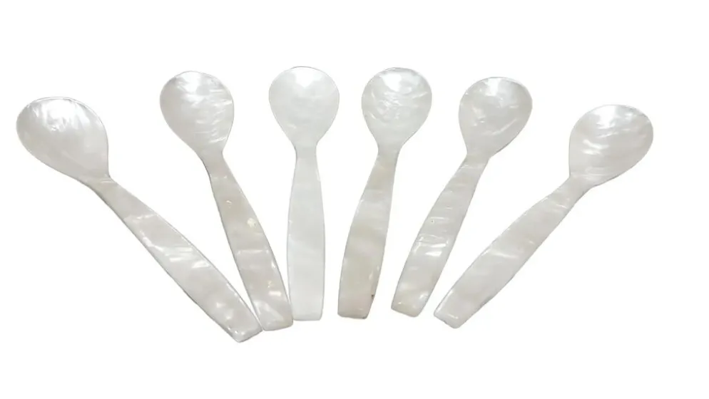 Ensemble de six cuillères à caviar, nacre blanche, Thaïlande, années 1980.