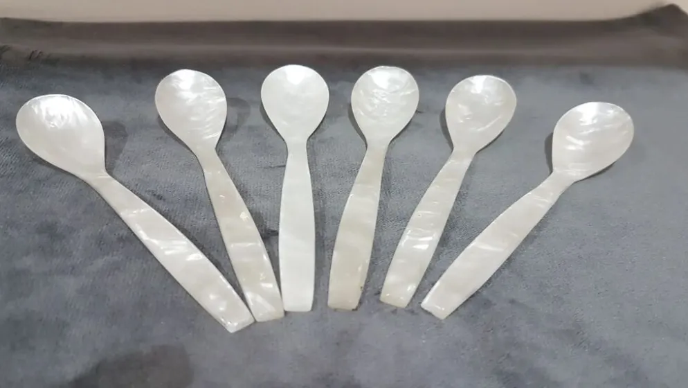 Ensemble de six cuillères à caviar, nacre blanche, Thaïlande, années 1980.