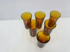 Ensemble de six gobelets en verre ambre, Duralex, France, années 1980.