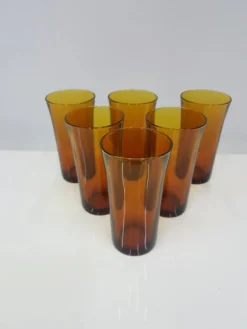 Ensemble de six gobelets en verre ambre, Duralex, France, années 1980.