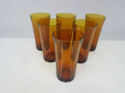 Ensemble de six gobelets en verre ambre, Duralex, France, années 1980.