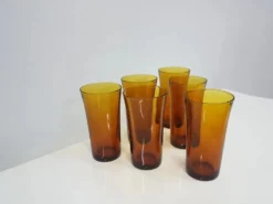 Ensemble de six gobelets en verre ambre, Duralex, France, années 1980.