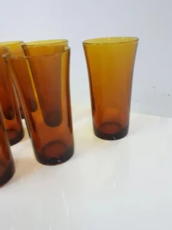 Ensemble de six gobelets en verre ambre, Duralex, France, années 1980.