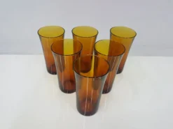Ensemble de six gobelets en verre ambre, Duralex, France, années 1980.