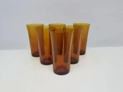 Ensemble de six gobelets en verre ambre, Duralex, France, années 1980.