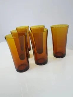 Ensemble de six gobelets en verre ambre, Duralex, France, années 1980.