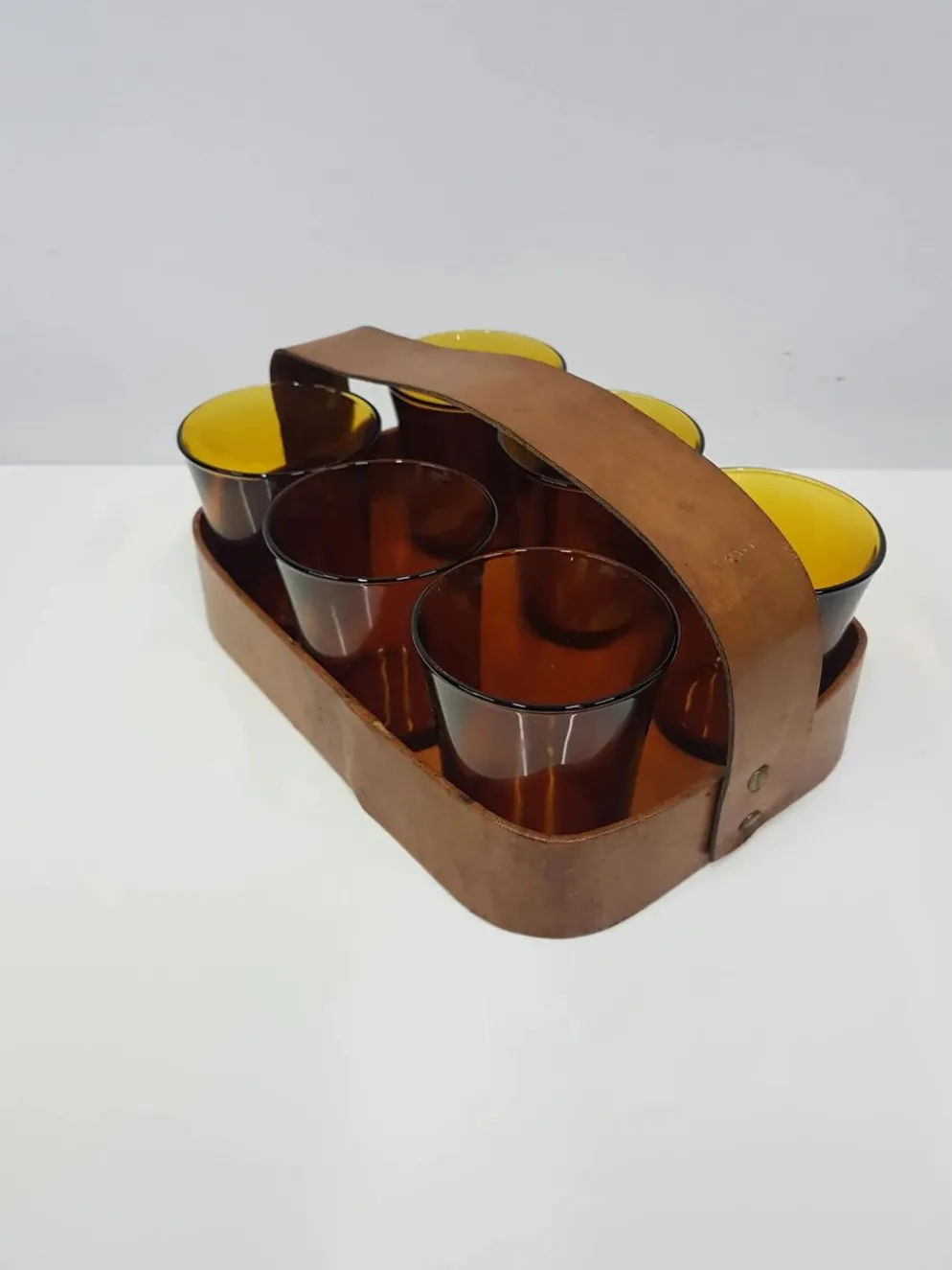 Ensemble de six verres ambre, en verre, Duralex, France, années 1980.