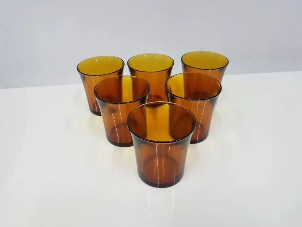 Ensemble de six verres ambre, en verre, Duralex, France, années 1980.