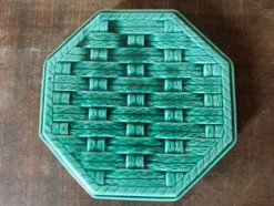 Ensemble de sous-plat et de dessous de verre en majolique vert émeraude vintage de Digoin France.