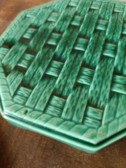 Ensemble de sous-plat et de dessous de verre en majolique vert émeraude vintage de Digoin France.
