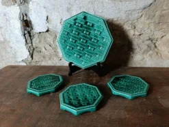 Ensemble de sous-plat et de dessous de verre en majolique vert émeraude vintage de Digoin France.