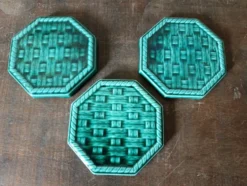 Ensemble de sous-plat et de dessous de verre en majolique vert émeraude vintage de Digoin France.