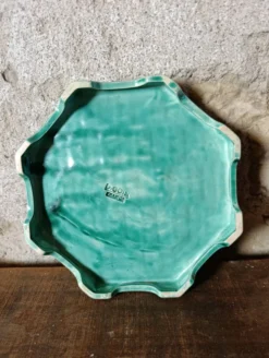 Ensemble de sous-plat et de dessous de verre en majolique vert émeraude vintage de Digoin France.