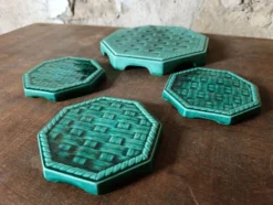 Ensemble de sous-plat et de dessous de verre en majolique vert émeraude vintage de Digoin France.