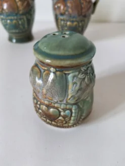 Ensemble de table en céramique émaillée à décor en relief années 70