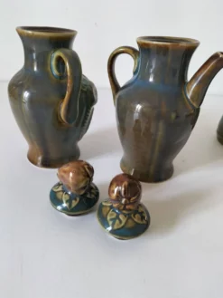Ensemble de table en céramique émaillée à décor en relief années 70