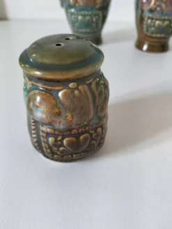 Ensemble de table en céramique émaillée à décor en relief années 70