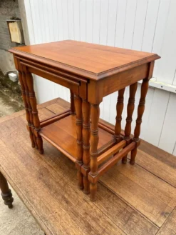 Ensemble de 3 tables basses gigognes rustiques merisier 1950