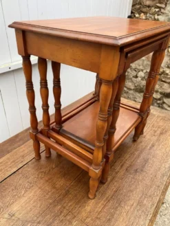 Ensemble de 3 tables basses gigognes rustiques merisier 1950