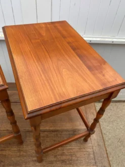 Ensemble de 3 tables basses gigognes rustiques merisier 1950