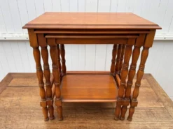Ensemble de 3 tables basses gigognes rustiques merisier 1950
