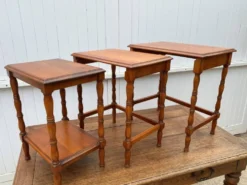 Ensemble de 3 tables basses gigognes rustiques merisier 1950