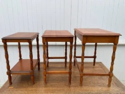 Ensemble de 3 tables basses gigognes rustiques merisier 1950