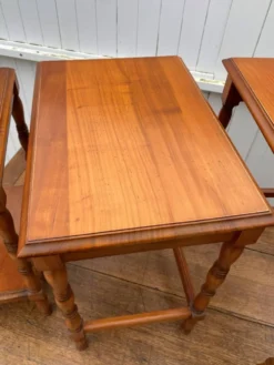 Ensemble de 3 tables basses gigognes rustiques merisier 1950