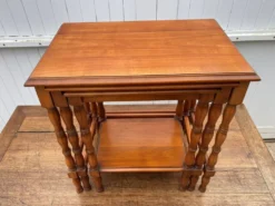 Ensemble de 3 tables basses gigognes rustiques merisier 1950