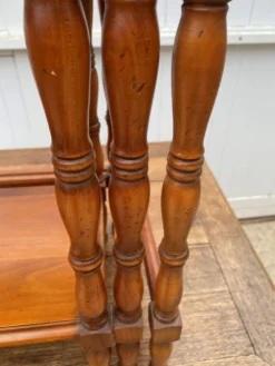 Ensemble de 3 tables basses gigognes rustiques merisier 1950