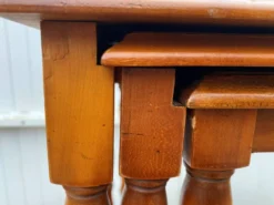 Ensemble de 3 tables basses gigognes rustiques merisier 1950