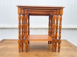 Ensemble de 3 tables basses gigognes rustiques merisier 1950