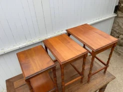 Ensemble de 3 tables basses gigognes rustiques merisier 1950