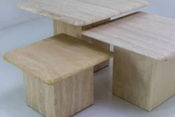 Ensemble de 3 tables basses gigognes en travertin vintage