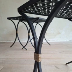 Ensemble de 3 tables d'appoint en fer forgé noir avec des accents dorés, années 1950.