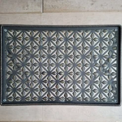 Ensemble de 3 tables d'appoint en fer forgé noir avec des accents dorés, années 1950.