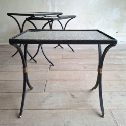 Ensemble de 3 tables d'appoint en fer forgé noir avec des accents dorés, années 1950.