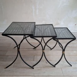 Ensemble de 3 tables d'appoint en fer forgé noir avec des accents dorés, années 1950.