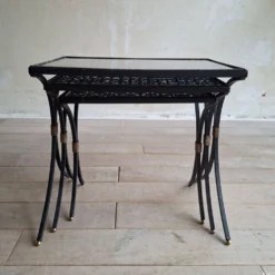 Ensemble de 3 tables d'appoint en fer forgé noir avec des accents dorés, années 1950.
