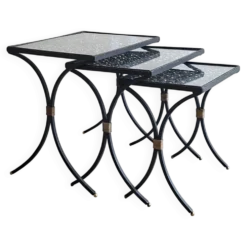 Ensemble de 3 tables d'appoint en fer forgé noir avec des accents dorés, années 1950.